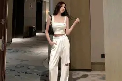 海底捞女网红阿朱低俗视频曝光网友质疑其穿衣自由